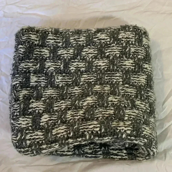 Queenwest Trading White and Gray knit throw pillow cover 20“ x 18 1/2“ - Picture 5 of 5